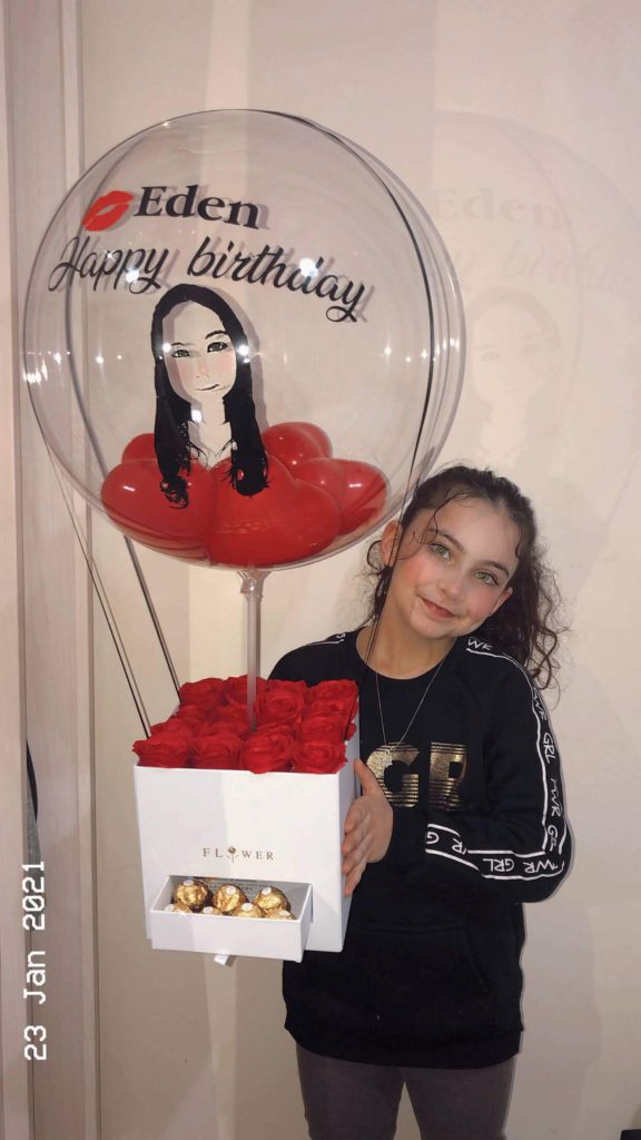 כדור פורח בלון עם פרחים