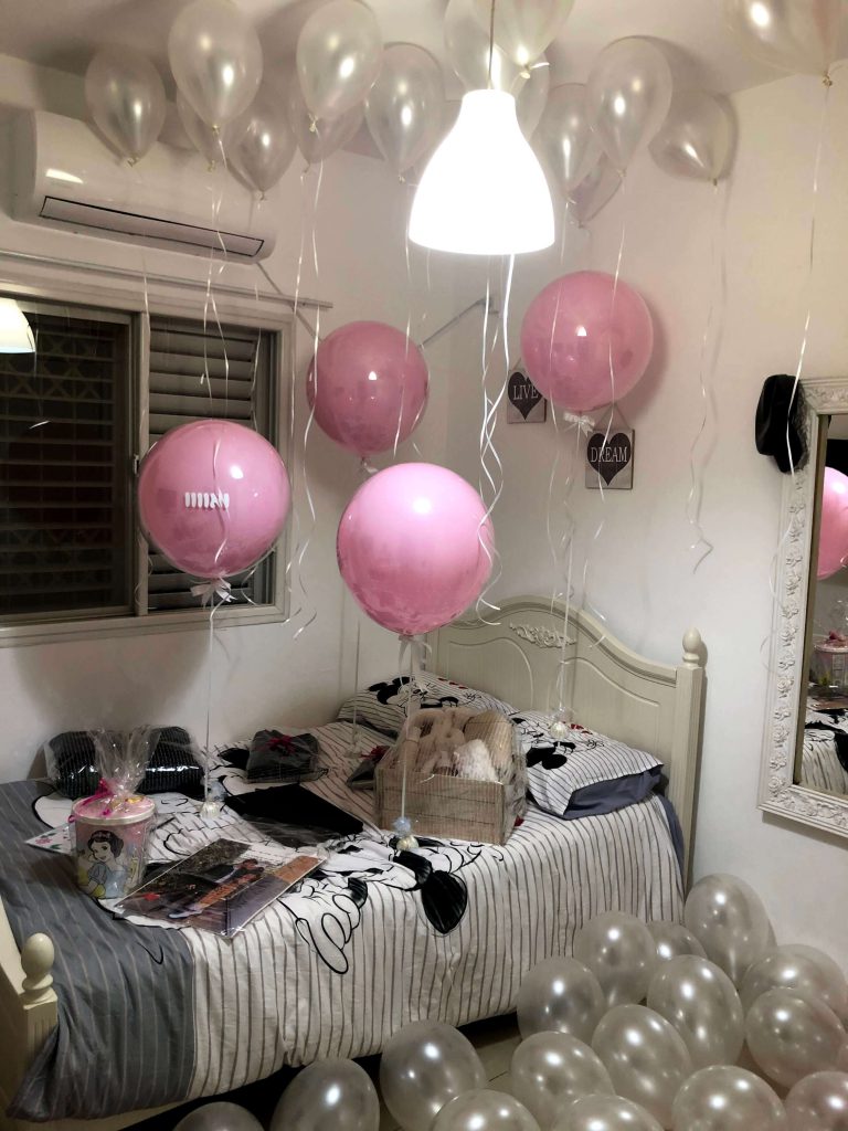 סידור בלונים בחדר