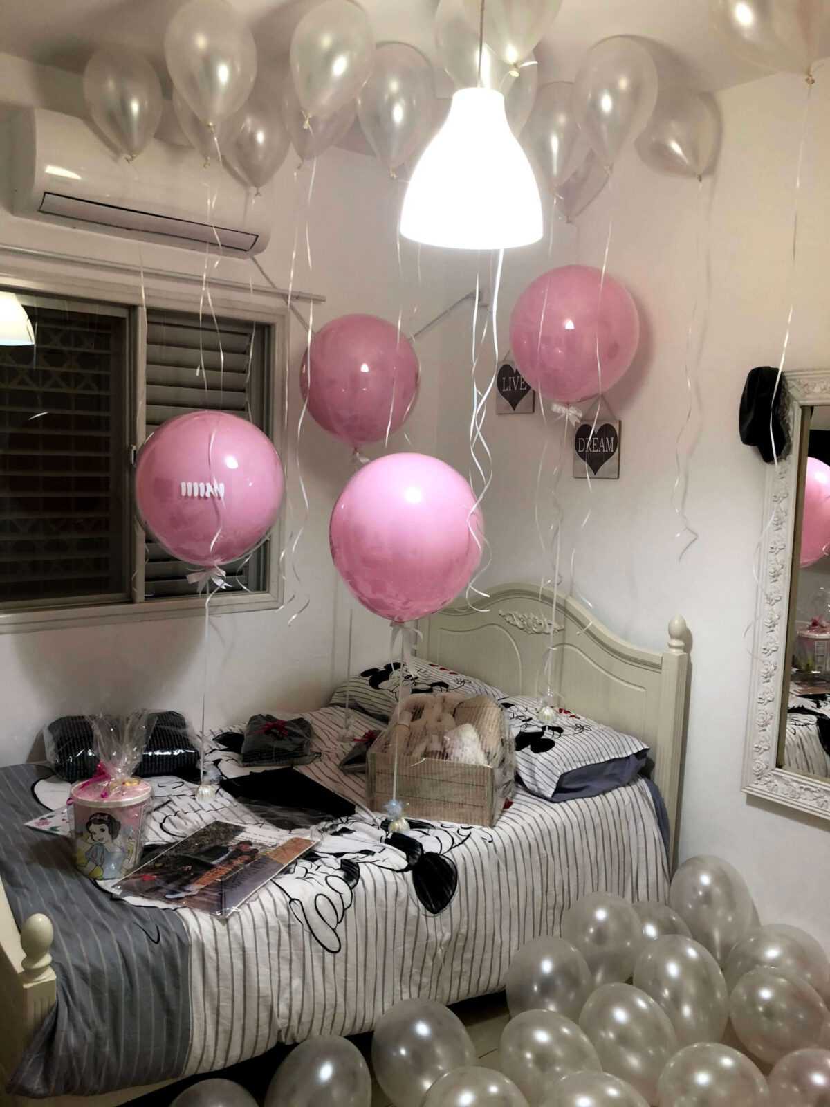 סידור בלונים בחדר