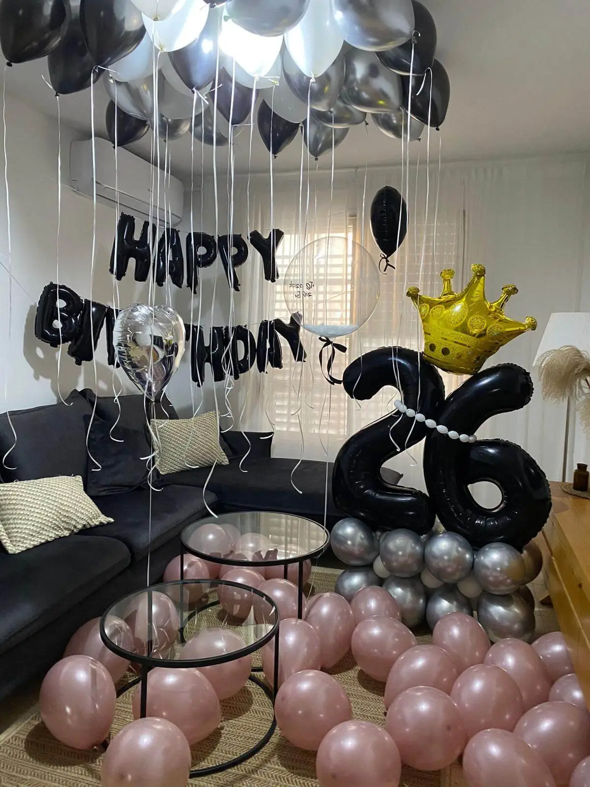 מעמד מספרים עם כתר happy birthday