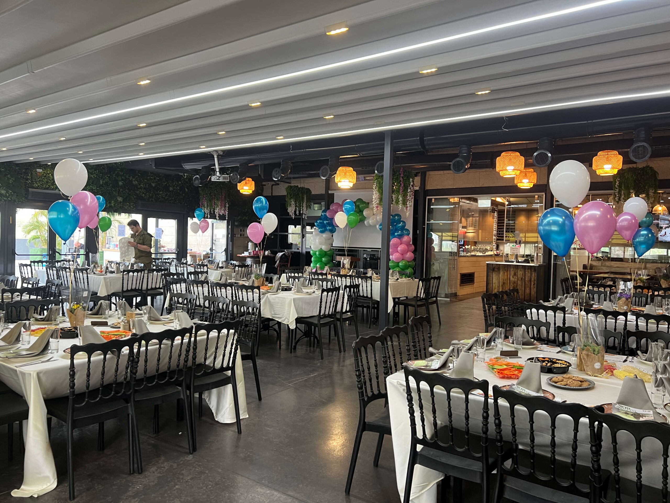בלונים במסעדה — דגם 8540