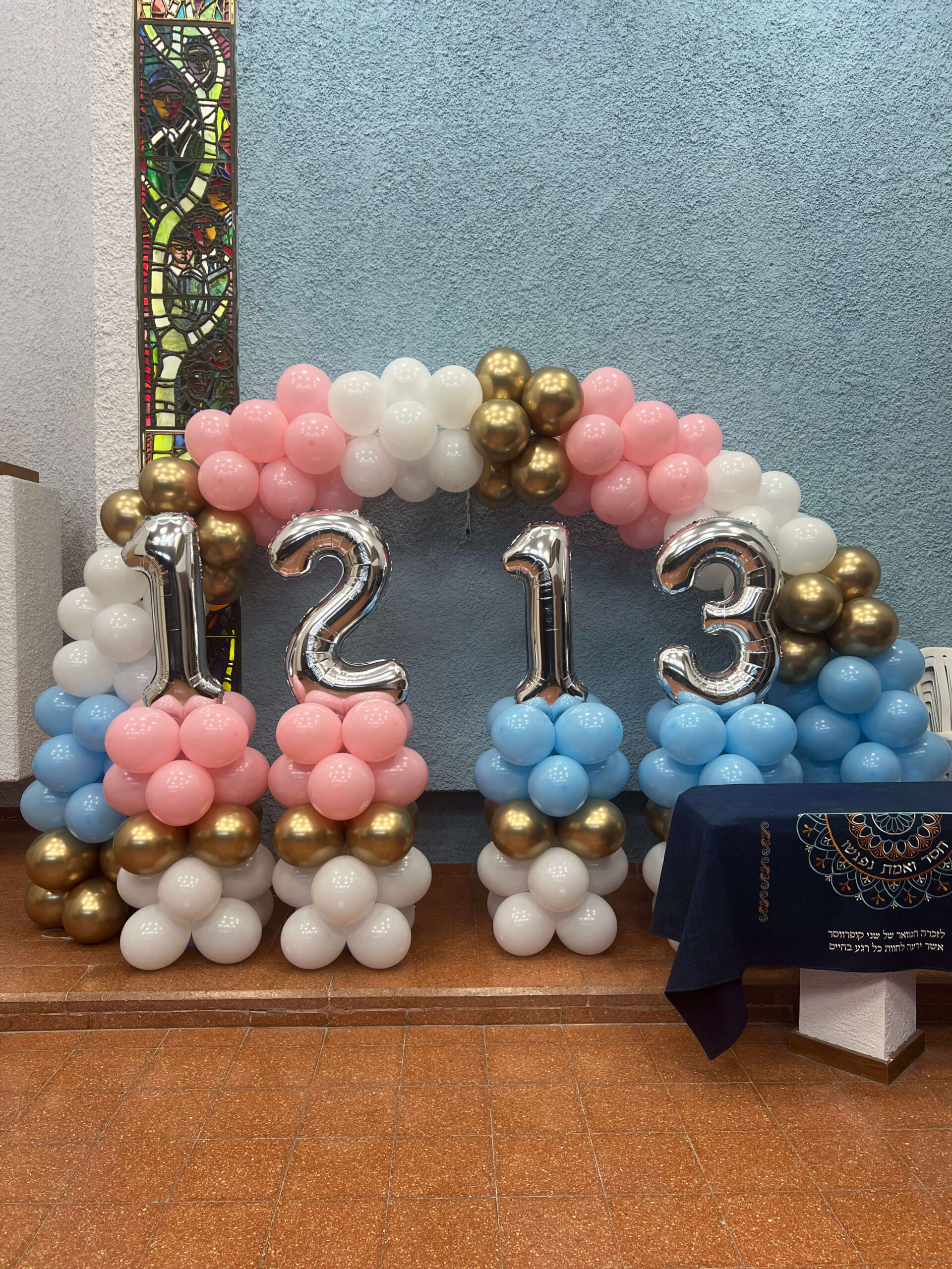 עיצוב בלונים לבר ובת מצווה עם ספרות 12 ו־13